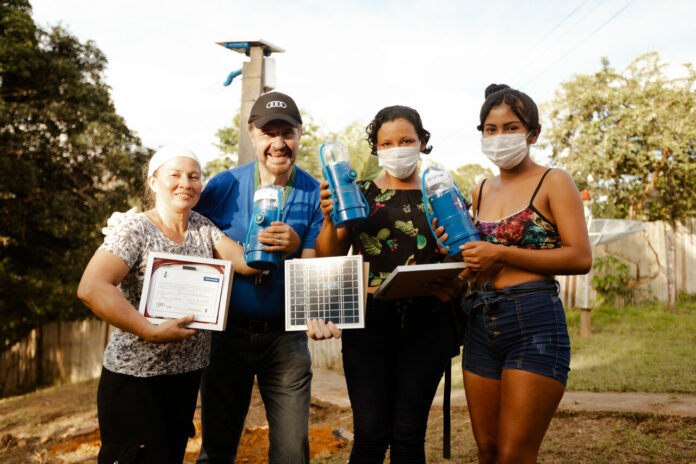 Audi and Litro de Luz install lampposts and solar lamps Audi and Litro de Luz install lampposts and solar lamps in Amazonian communities