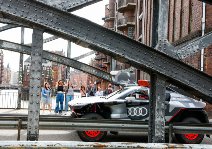The Audi RS Q e-tron rocks Hamburg