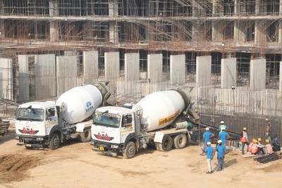 Urbanrise-creates-yet-another-record-in-Hyderabad-real-estate-industry.jpg Urbanrise creates a new record by pouring 1,550 cubic meters of concrete in a single day at their 'On Cloud 33 project' in Hyderabad.