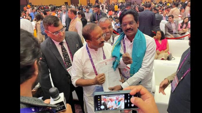 Migrants Rights and Welfare Association president Kotapati Narasimham Naidu with Union minister of state for external affairs V. Muraleedharan in Indore on Sunday during the Pravasi Bharatiya Diwas programme. (Photo by arrangement)