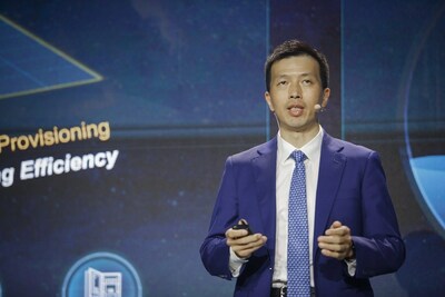 Green & Development, Choosing Not to Choose: Huawei Launches the Peng Song, President of ICT Strategy & Marketing of Huawei, delivers a keynote speech