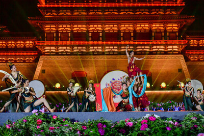 Xinhua Silk Road: Peony viewing launching ceremony of 40th Peony Photo taken on April 1, 2023 shows the dance performance at the peony viewing launching ceremony of the 40th Peony Culture Festival of Luoyang, China, held in Luoyang, central China's Henan Province.