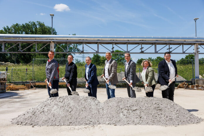Audi invests in the future: Topping-out ceremony for paint shop Audi invests in the future: Topping-out ceremony for paint shop and groundbreaking ceremony for a water circuit
