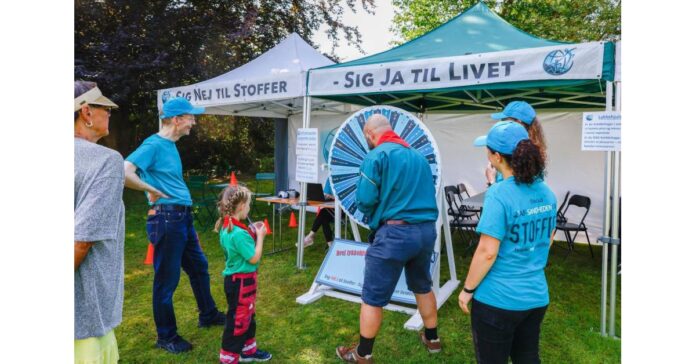 Scientology volunteers at Health Fair in Denmark do their part before International Overdose Awareness Day