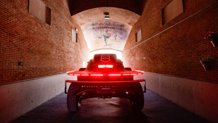 Audi RS Q e-tron wows Madrid: Carlos Sainz/Lucas Cruz in the rally car in the city center