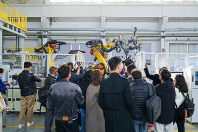 China Unicom and Huawei Help Exquisite Automotive Deploy a Commercial Observers watch industrial robots working based on instructions wirelessly transmitted at high speeds via 5G-Advanced indoor base stations