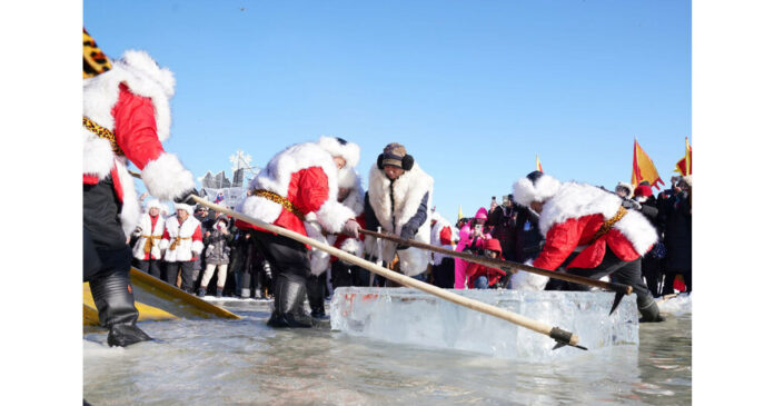 Ice-collecting-festival-kicks-off-in-NE-Chinas-Harbin.jpg Ice collecting festival kicks off in NE. China's Harbin
