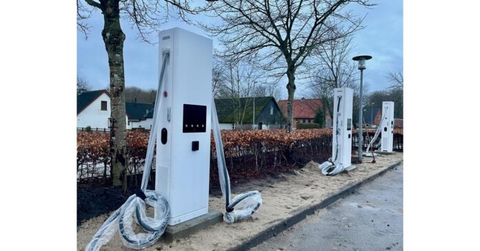Die allererste MaxiCharger DC HiPower von Autel Energy in Europa kommt in Dänemark an, in Zusammenarbeit mit PowerGo