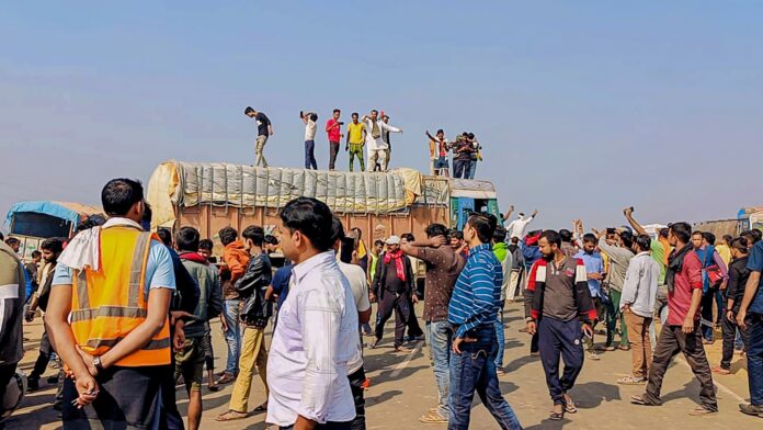 Impossible-for-‘Good-Samaritans-to-help-road-accident-victims-in.jpg truckers strike