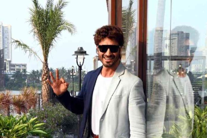 Vidyut Jammwal strikes a pose for t2 at OG By The Lake on Monday 