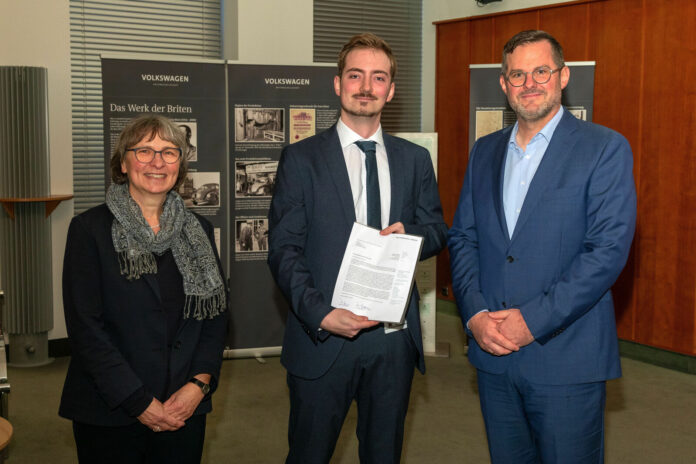 Presentation of the Ivan Hirst Prize: Dr. Ulrike Gutzmann, Head of the Group Archive, prizewinner Jost Othmer and Dieter Landenberger, Head of Volkswagen Group Heritage